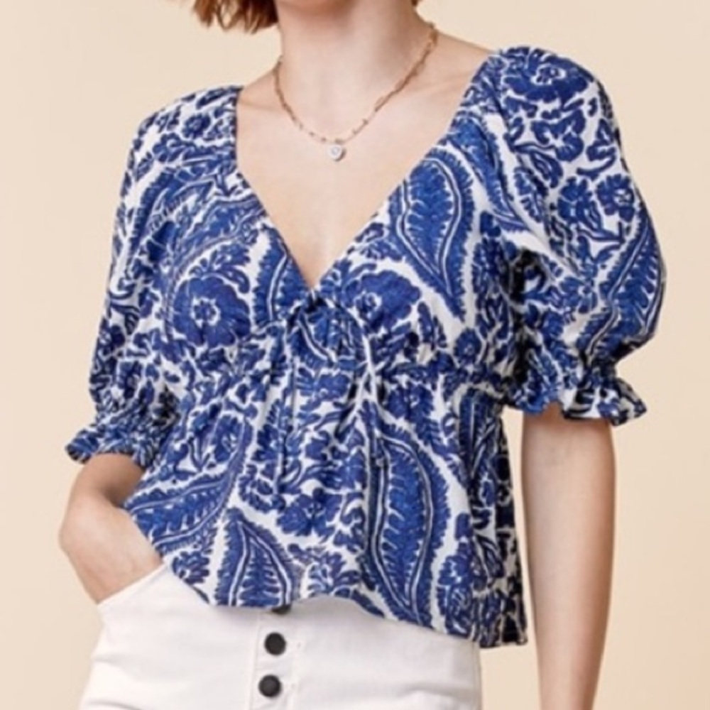 Francesca's Collections Blue and White Floral Print Blouse. Size Medium. NWT.